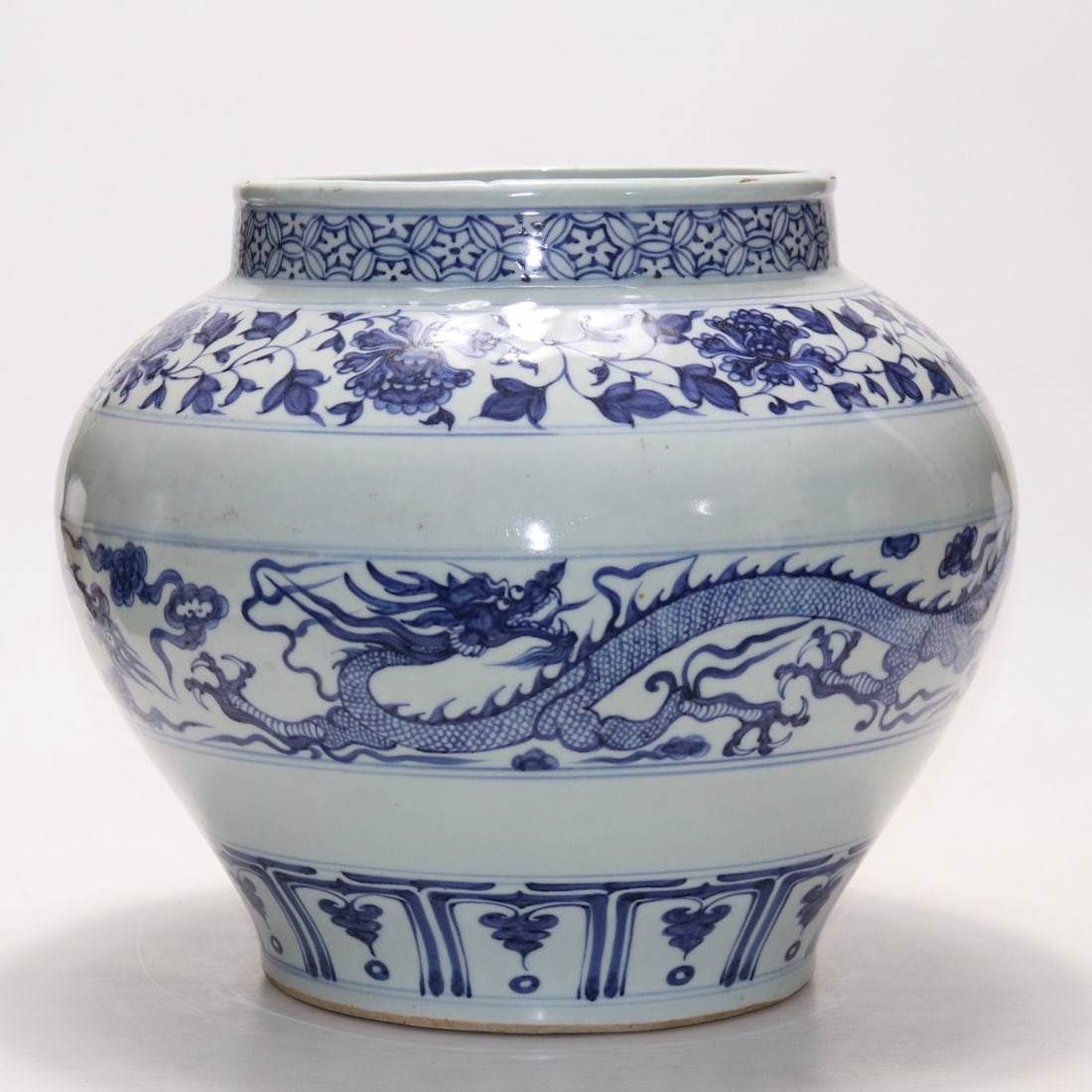 An Exquisite Blue and White Lotus Pattern Dragon Pattern Jar: An Exquisite Blue and White Lotus Pattern Dragon Pattern Jar Yuan Dynasty, China Size:29cm (The Dimensions Of All Batches Are Manually Measured.If You Need More Detailed Information, Please Contact