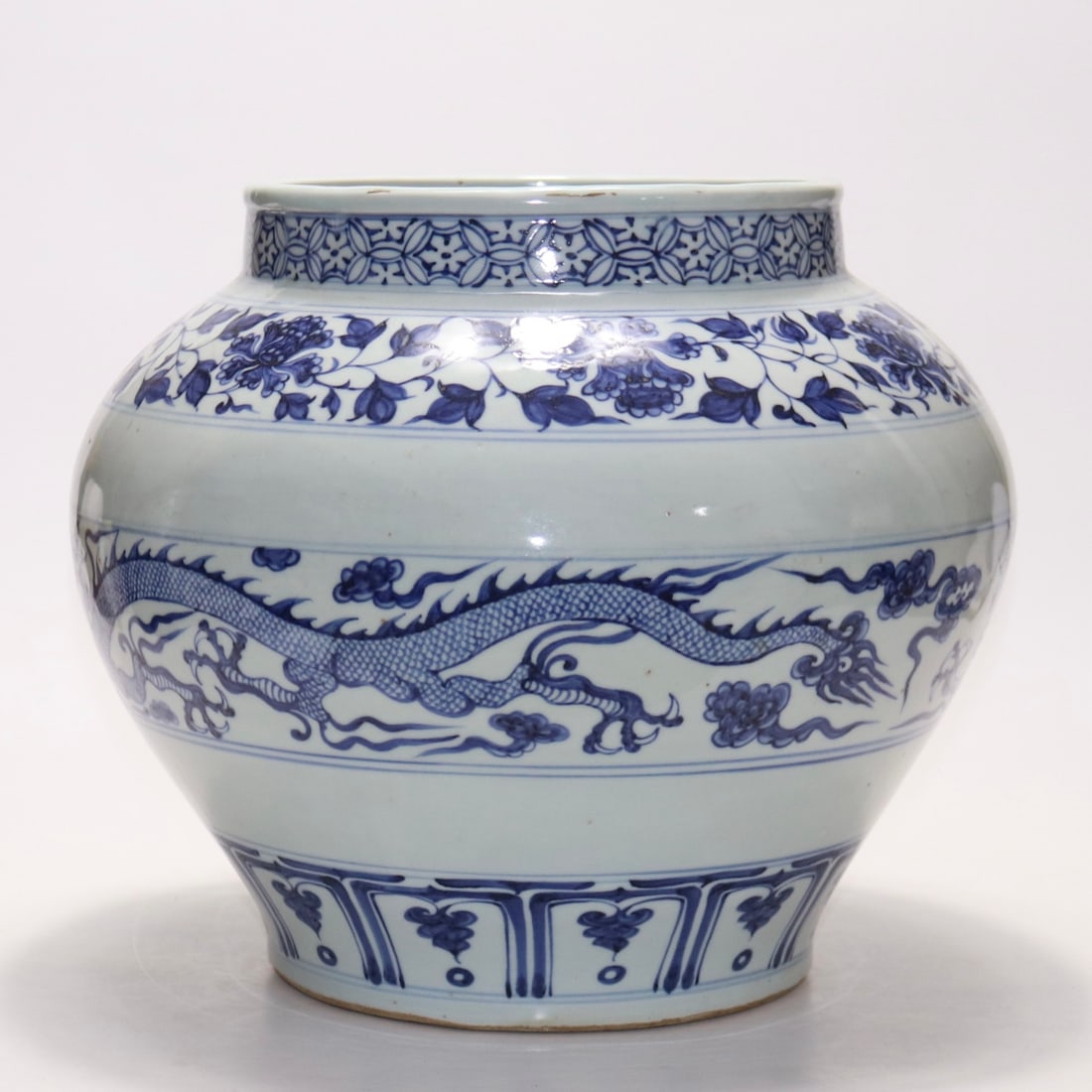 An Exquisite Blue and White Lotus Pattern Dragon Pattern Jar - 2