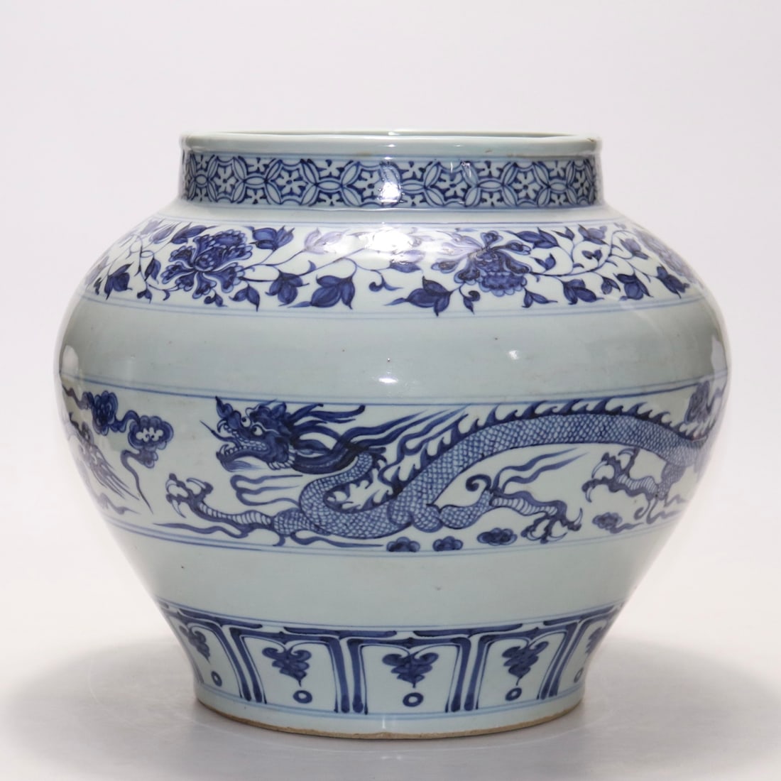 An Exquisite Blue and White Lotus Pattern Dragon Pattern Jar - 3