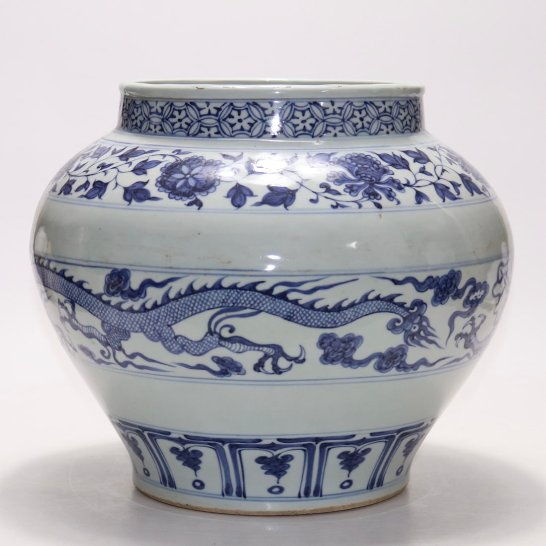 An Exquisite Blue and White Lotus Pattern Dragon Pattern Jar - 4