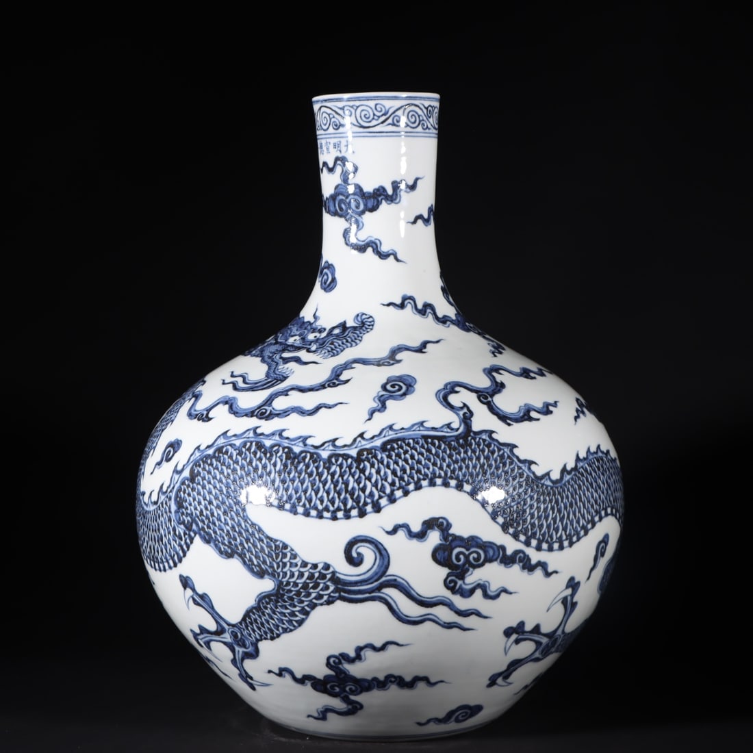 An Exquisite Blue and White Auspicious Cloud Pattern Dragon Pattern Vase - 2