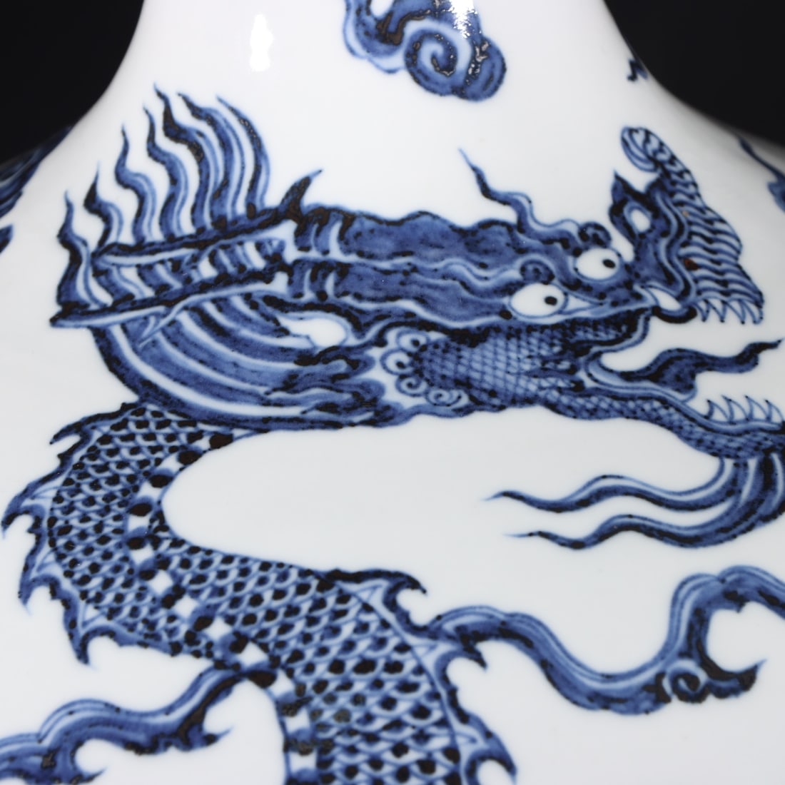 An Exquisite Blue and White Auspicious Cloud Pattern Dragon Pattern Vase - 6