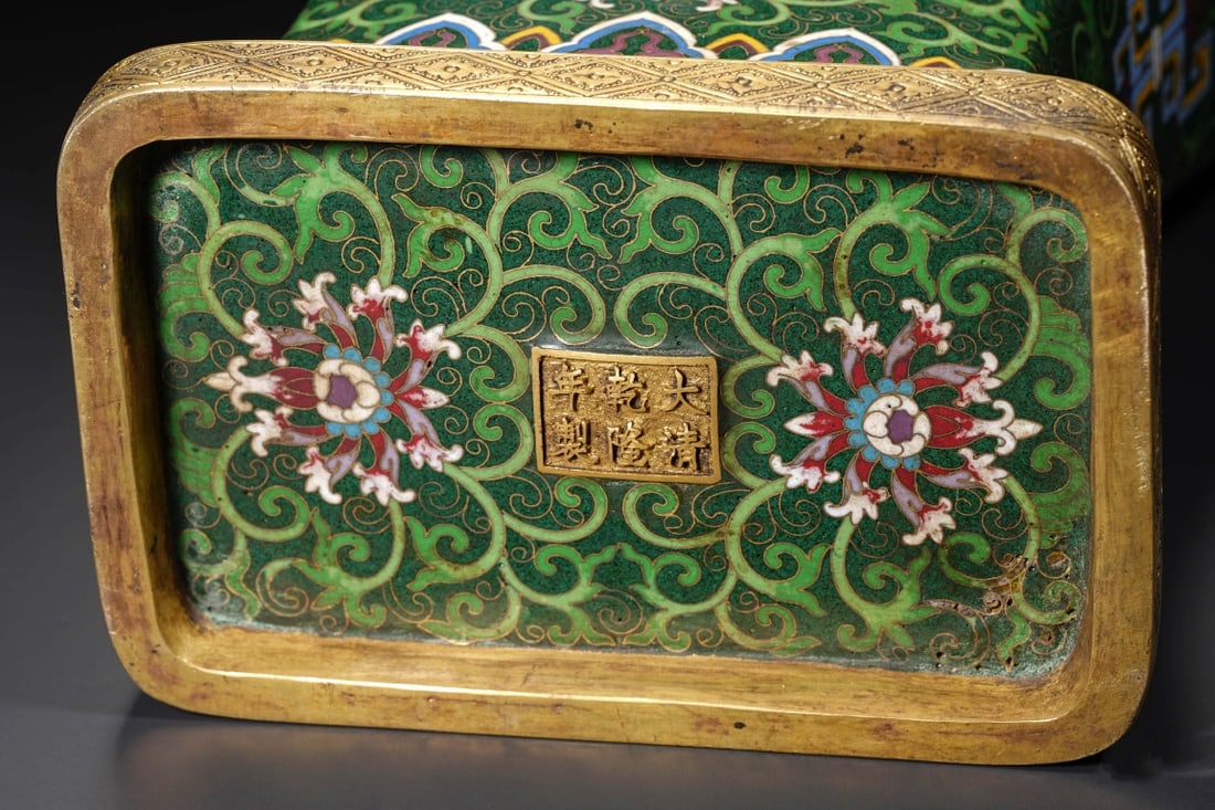 An Exquisite Cloisonne Dragon Pattern Seawater Pattern Lotus Pattern Double-Ears Vase - 9