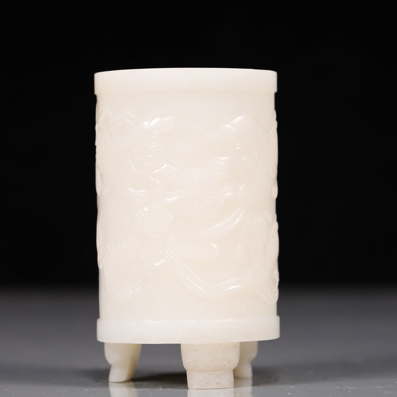A Exquisite White Jade Lion Pattern Tripod Brush Pot: A Exquisite White Jade Lion Pattern Tripod Brush Pot Qing Dynasty, China Size:5cmx8.5cm Weight:200g (The Dimensions Of All Batches Are Manually Measured.If You Need More Detailed Information,