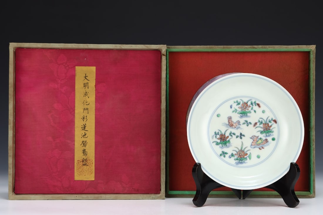 An Exquisite Doucai Flower and Bird Pattern Plate: An Exquisite Doucai Flower and Bird Pattern Plate Ming Dynasty, China Chenghua Six-character Mark Size:4cmx16.5cm (The Dimensions Of All Batches Are Manually Measured.If You Need More Detailed