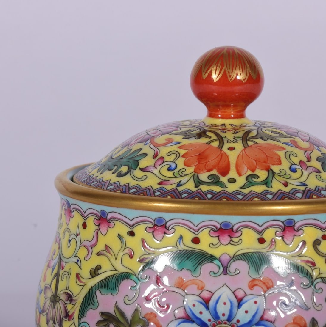 An Exquisite Enamel Lotus Pattern Tea Caddy - 2