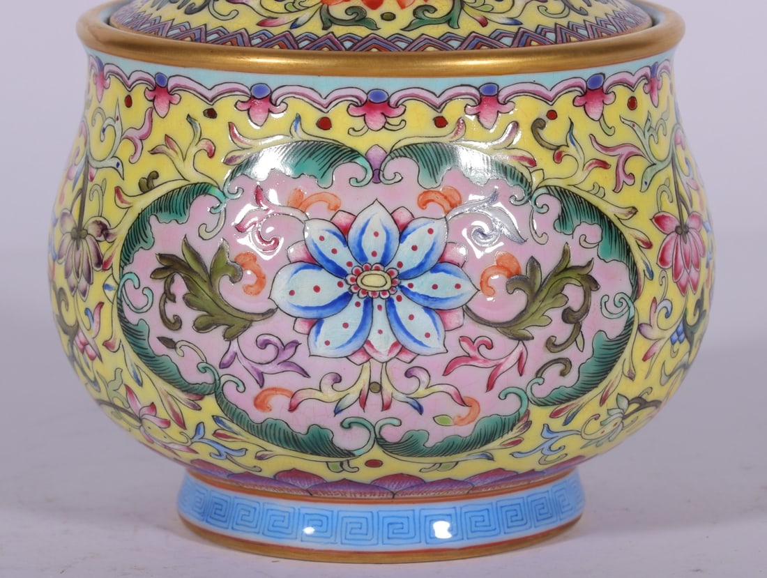 An Exquisite Enamel Lotus Pattern Tea Caddy - 3
