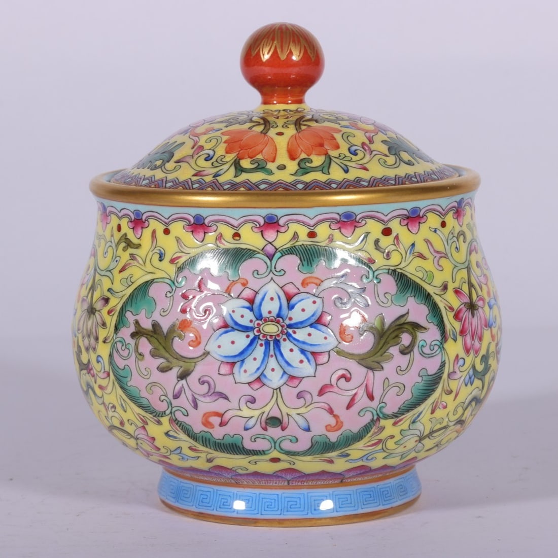 An Exquisite Enamel Lotus Pattern Tea Caddy - 5
