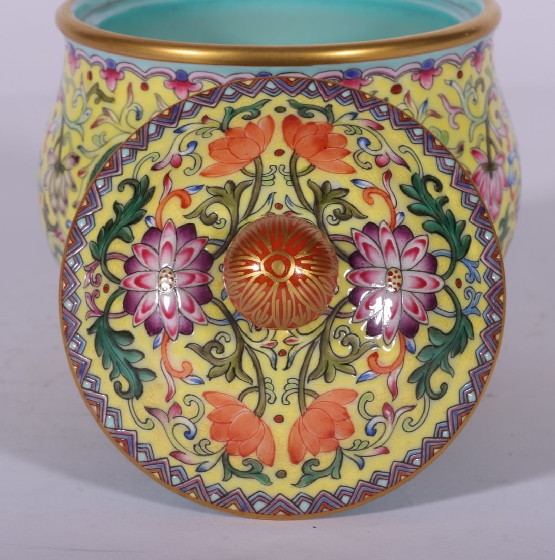 An Exquisite Enamel Lotus Pattern Tea Caddy - 6
