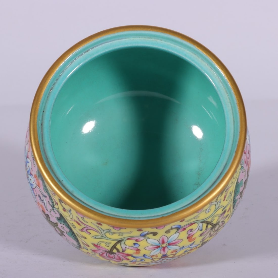 An Exquisite Enamel Lotus Pattern Tea Caddy - 7