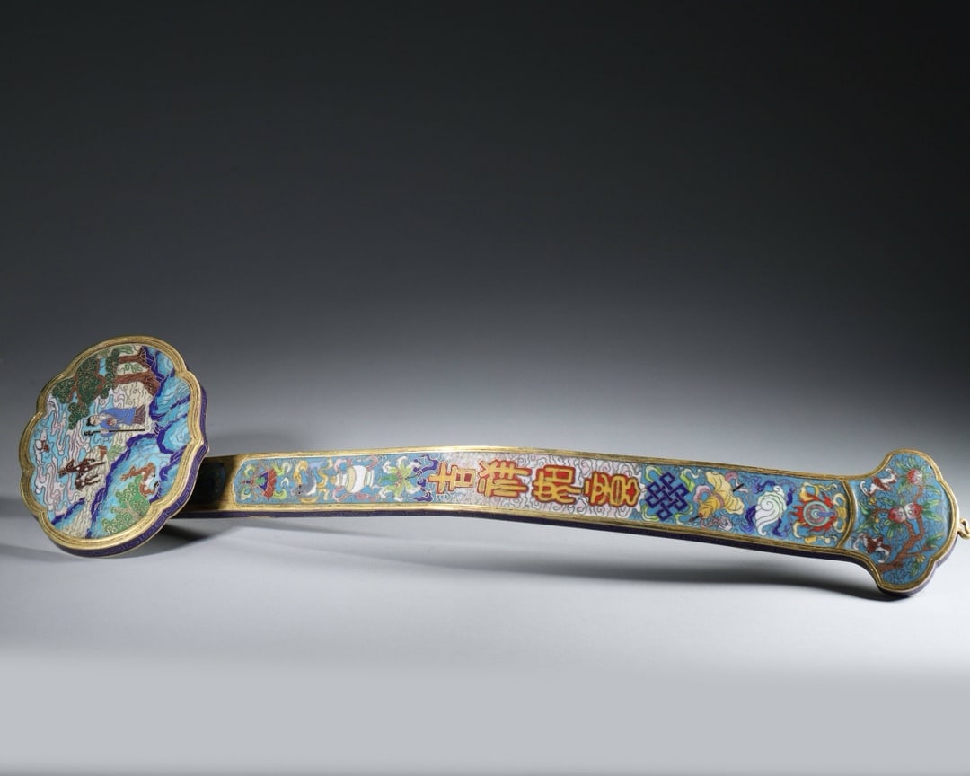 An Exquisite Cloisonne Character and Story Pattern Eight Treasures Pattern Bats and Peach Pattern: An Exquisite Cloisonne Character and Story Pattern Eight Treasures Pattern Bats and Peach Pattern Ruyi Ornament Qing Dynasty, China Size:53cmx13.5cmx6.5cm Weight:3kg (The Dimensions Of All Batches