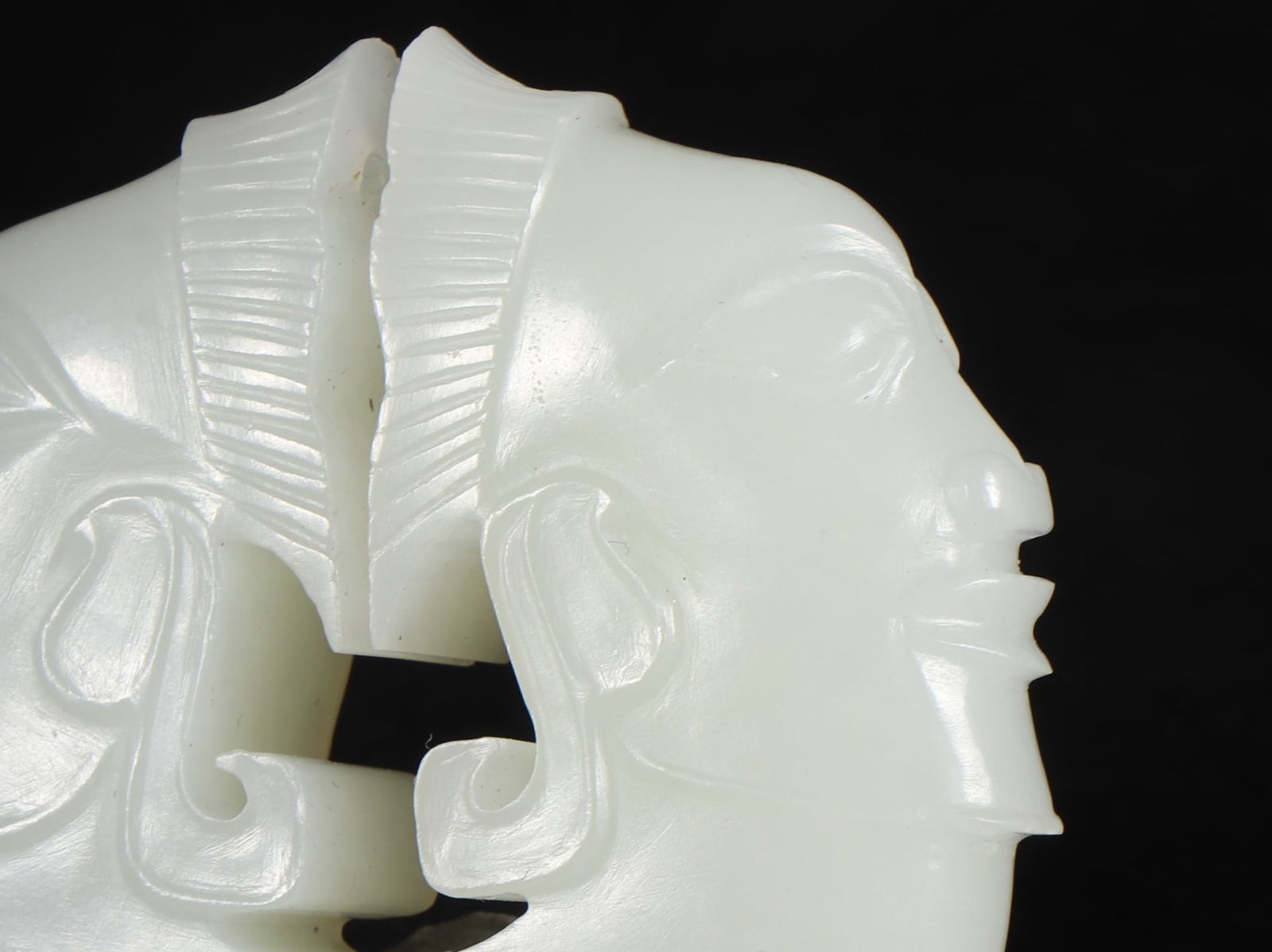 An Exquisite White Jade Ornament - 5