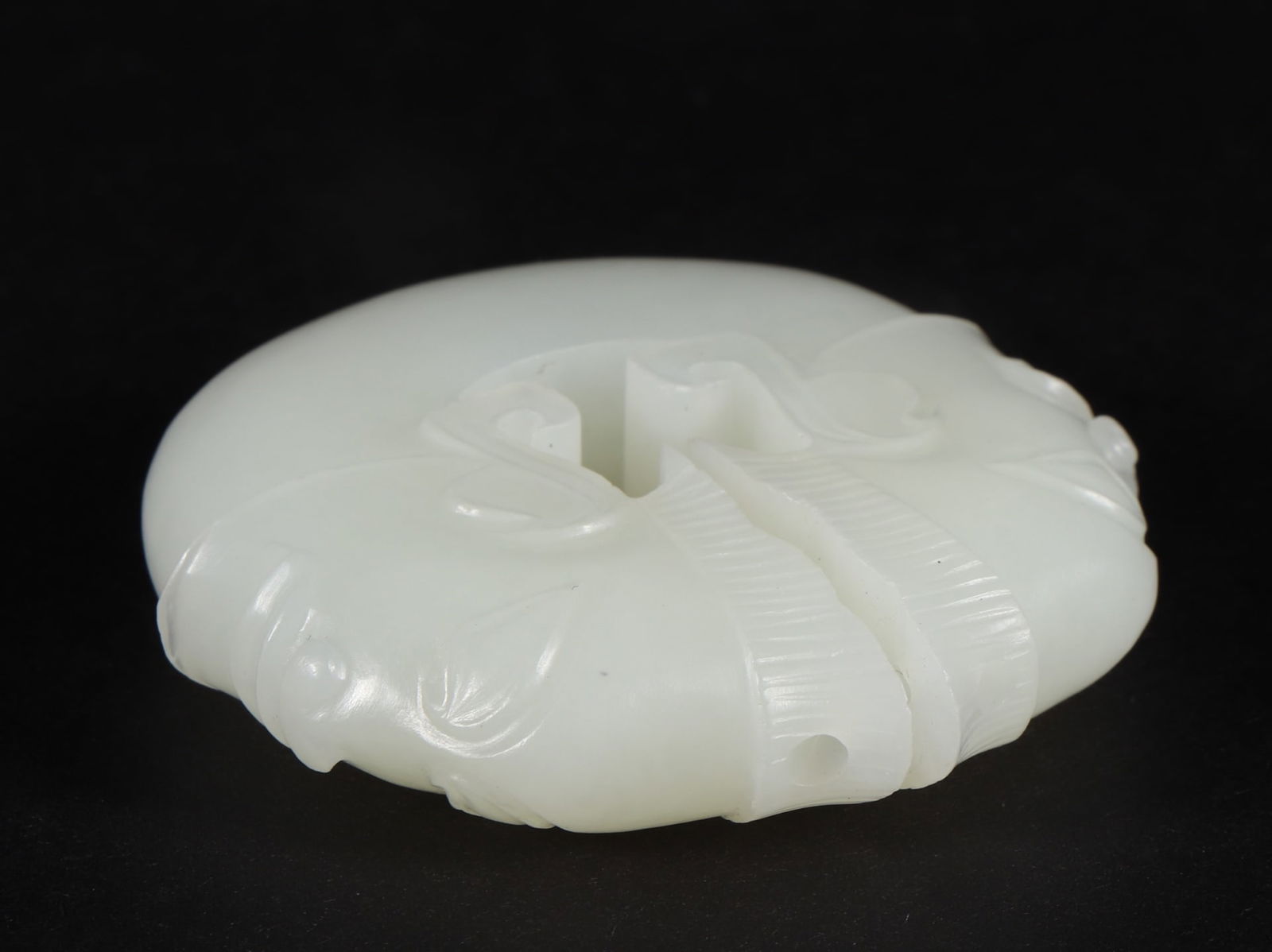 An Exquisite White Jade Ornament - 7