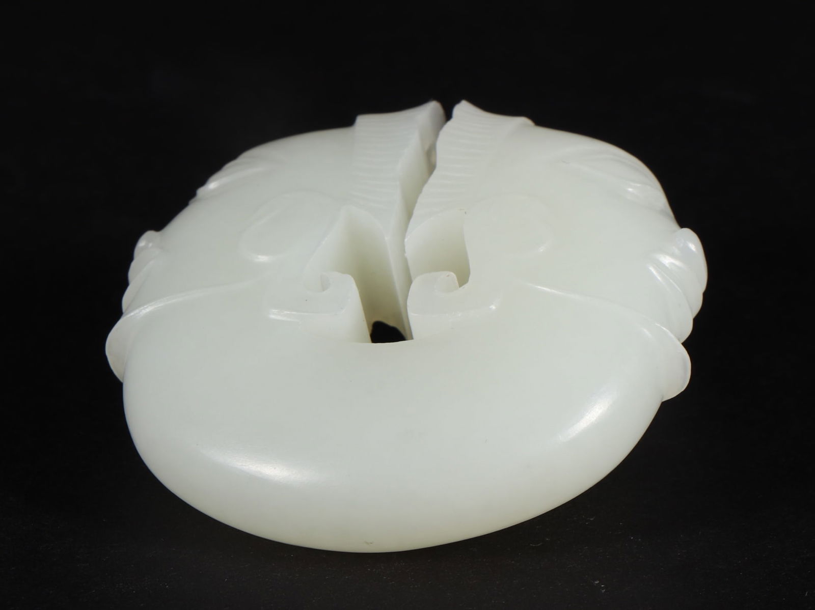 An Exquisite White Jade Ornament - 9