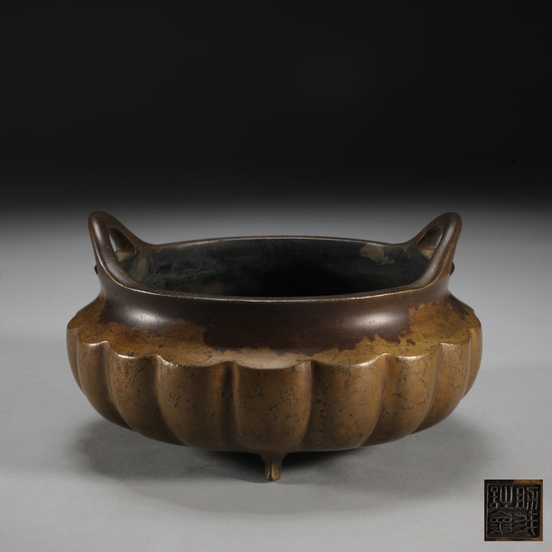 An Exquisite Bronze Double-Ears and Tripod Censer: An Exquisite Bronze Double-Ears and Tripod Censer Ming Dynasty, China Size:9.3cmx16.3cm Weight:1300g (The Dimensions Of All Batches Are Manually Measured.If You Need More Detailed Information,