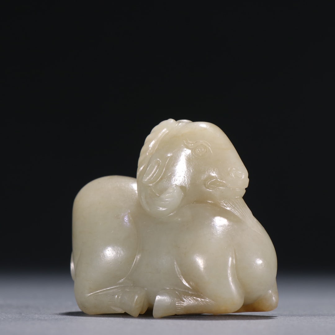 An Exquisite White Jade Sheep Ornament - 2