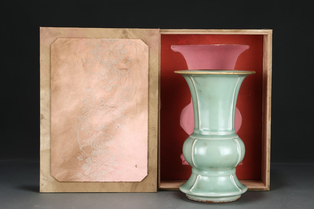 An Exquisite Longquan yao Celadon Glazed Vase: An Exquisite Longquan yao Celadon Glazed Vase Yuan Dynasty, China Size:23.5cmx15cm (The Dimensions Of All Batches Are Manually Measured.If You Need More Detailed Information, Please Contact Our