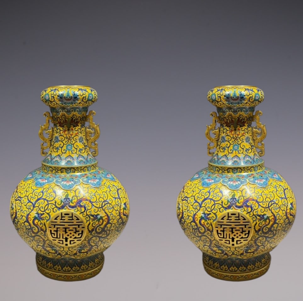 An Exquisite Cloisonne Lotus Pattern Dragon Pattern Bats and Peach Pattern Double-Ears Vase: An Exquisite Cloisonne Lotus Pattern Dragon Pattern Bats and Peach Pattern Double-Ears Vase Qing Dynasty, China Qianlong Six-character Mark Size:50cmx32cm Weight:20kg (The Dimensions Of All Batches