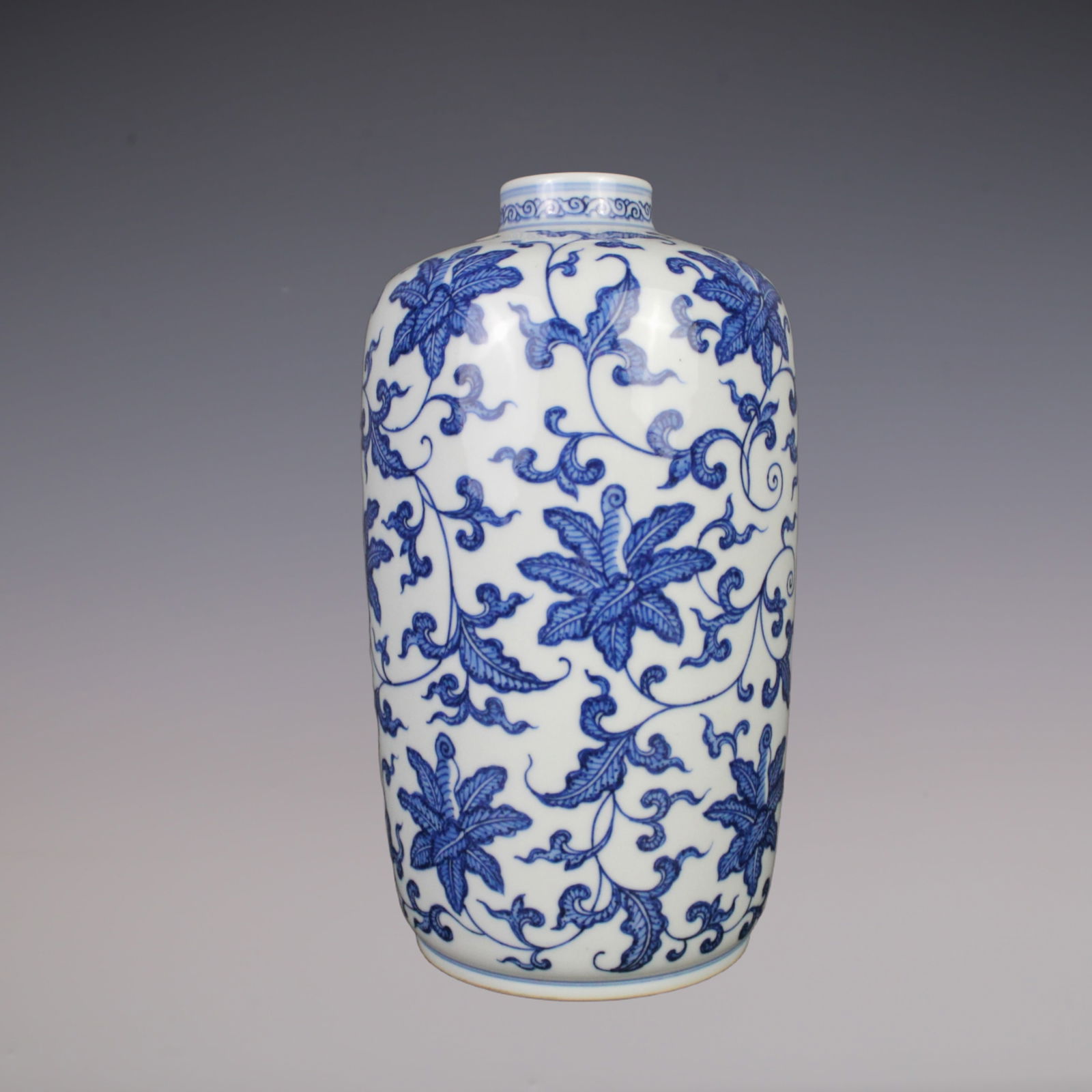 An Exquisite Blue and White Lotus Pattern Vase: An Exquisite Blue and White Lotus Pattern Vase Qing Dynasty, China Yongzheng Six-character Mark Size:24.5cmx11cm (The Dimensions Of All Batches Are Manually Measured.If You Need More Detailed