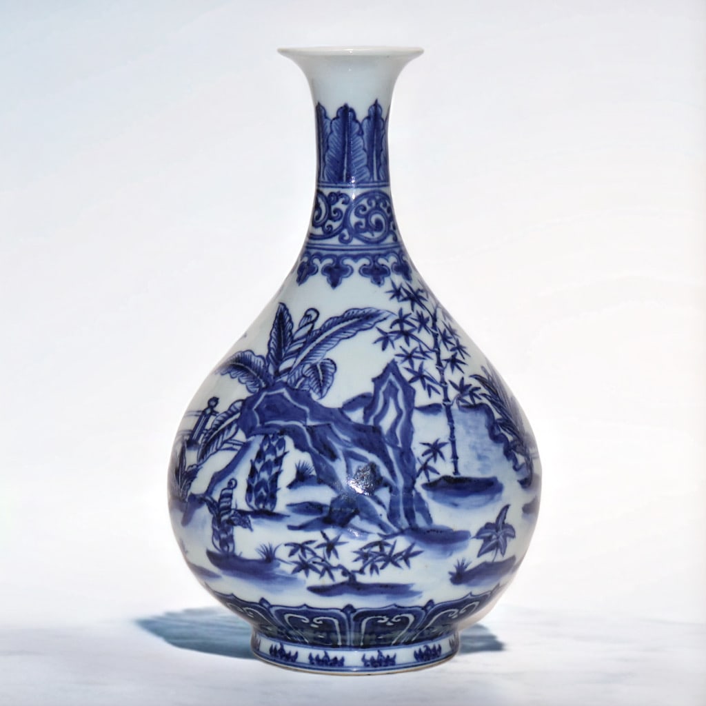 An Exquisite Blue and White Banana Leaf Pattern Vase - 2