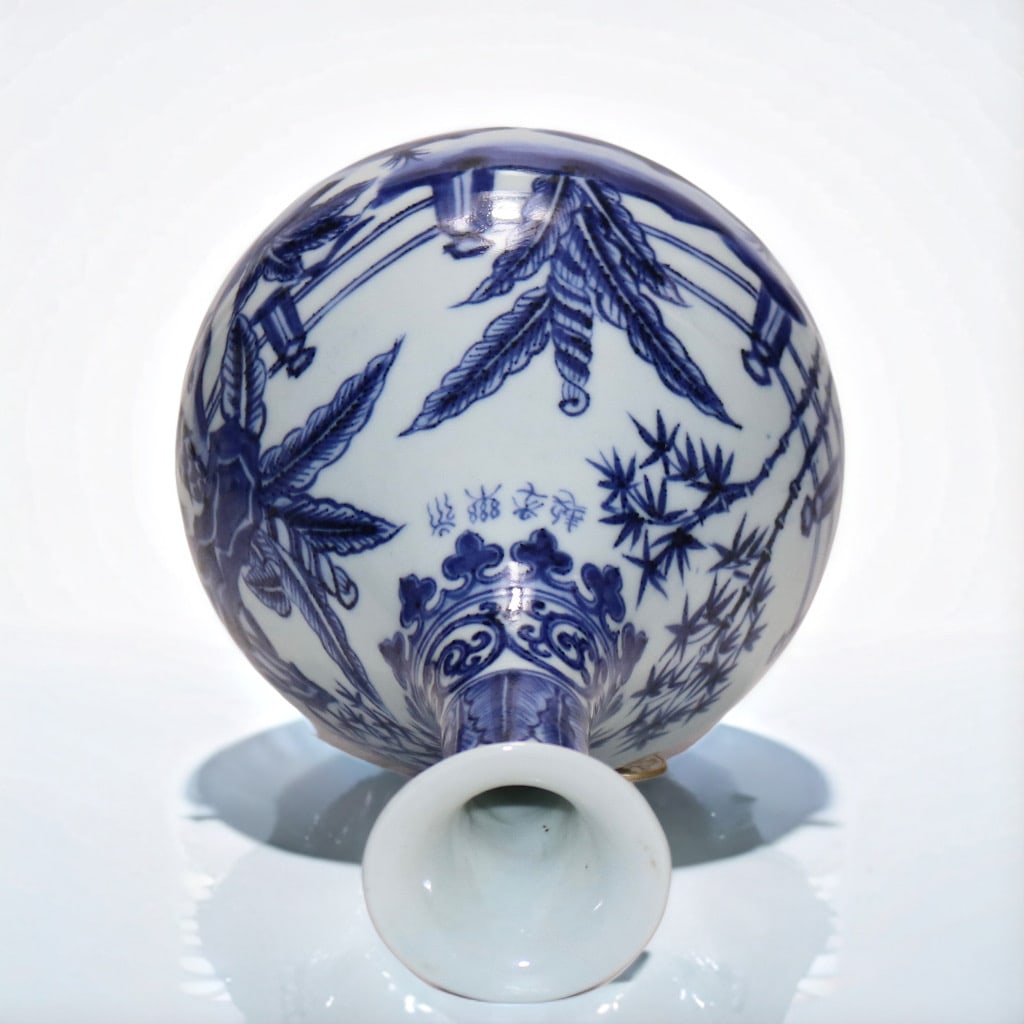 An Exquisite Blue and White Banana Leaf Pattern Vase - 5