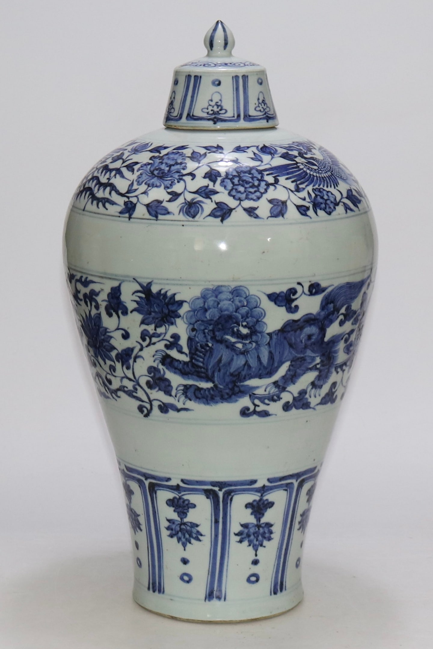 An Exquisite Blue and White Lotus Pattern Lion Pattern Phoenix Pattern Vase - 3
