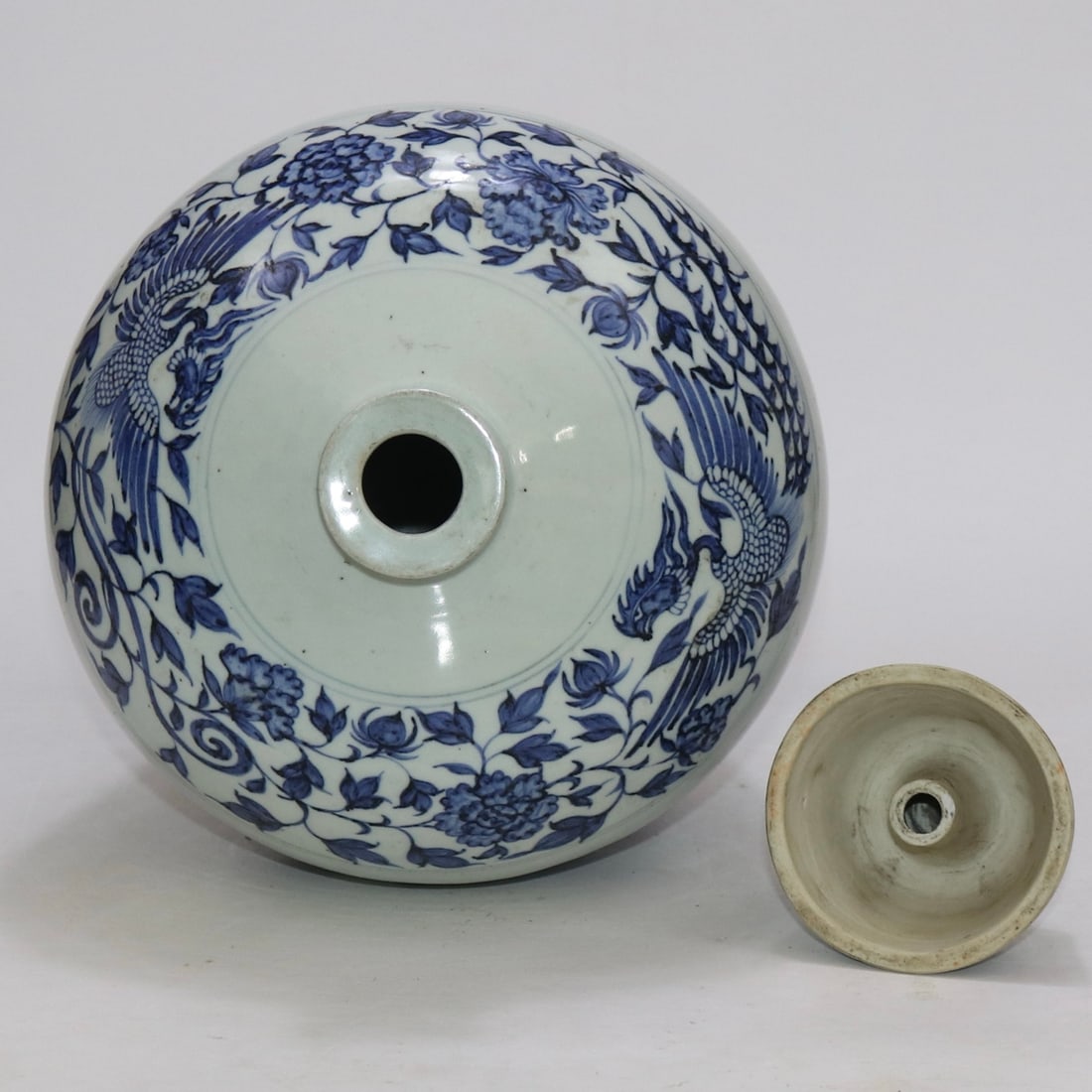 An Exquisite Blue and White Lotus Pattern Lion Pattern Phoenix Pattern Vase - 6