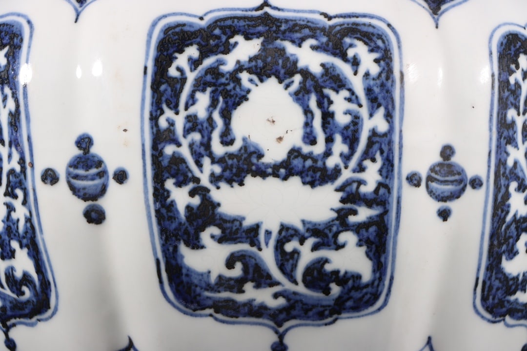 An Exquisite Blue and White Eight Treasures Pattern Jar - 2