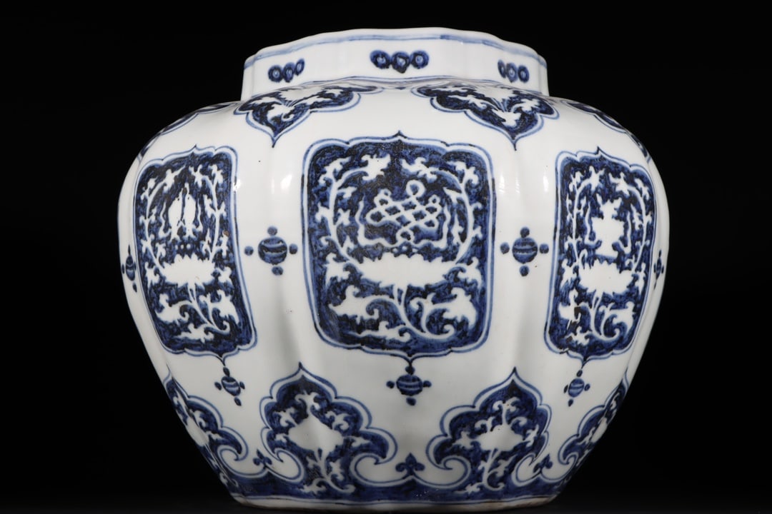 An Exquisite Blue and White Eight Treasures Pattern Jar - 3