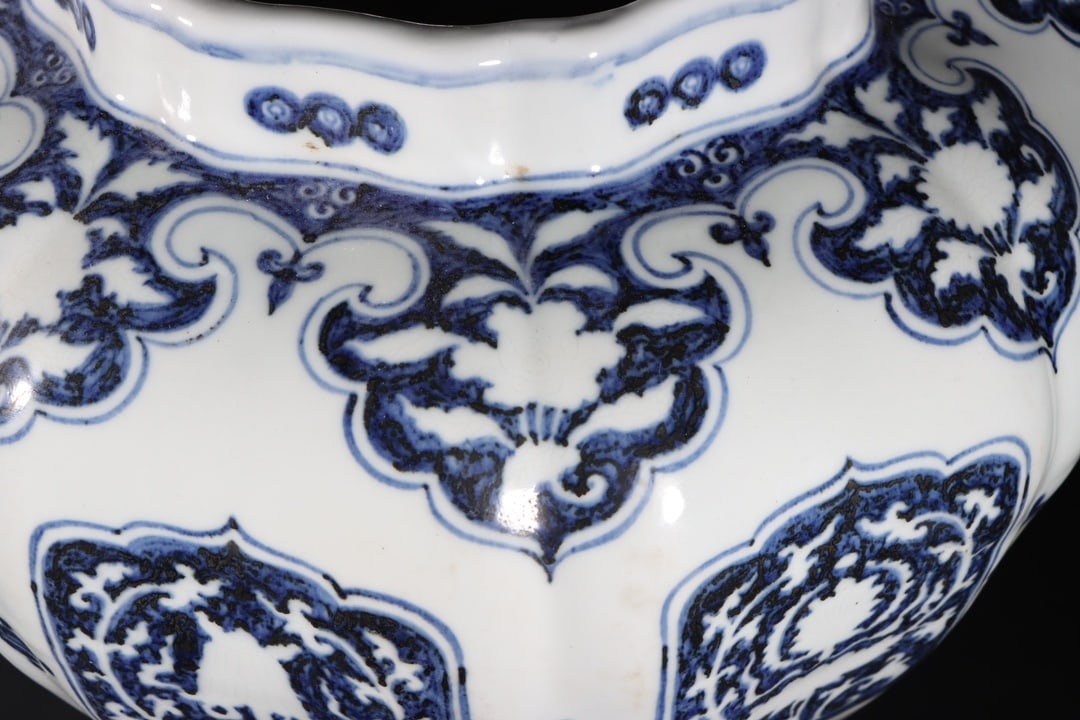 An Exquisite Blue and White Eight Treasures Pattern Jar - 5