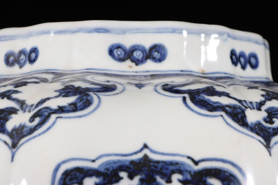 An Exquisite Blue and White Eight Treasures Pattern Jar - 6