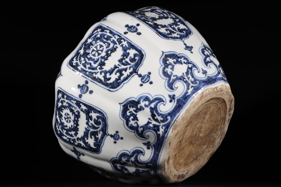 An Exquisite Blue and White Eight Treasures Pattern Jar - 8