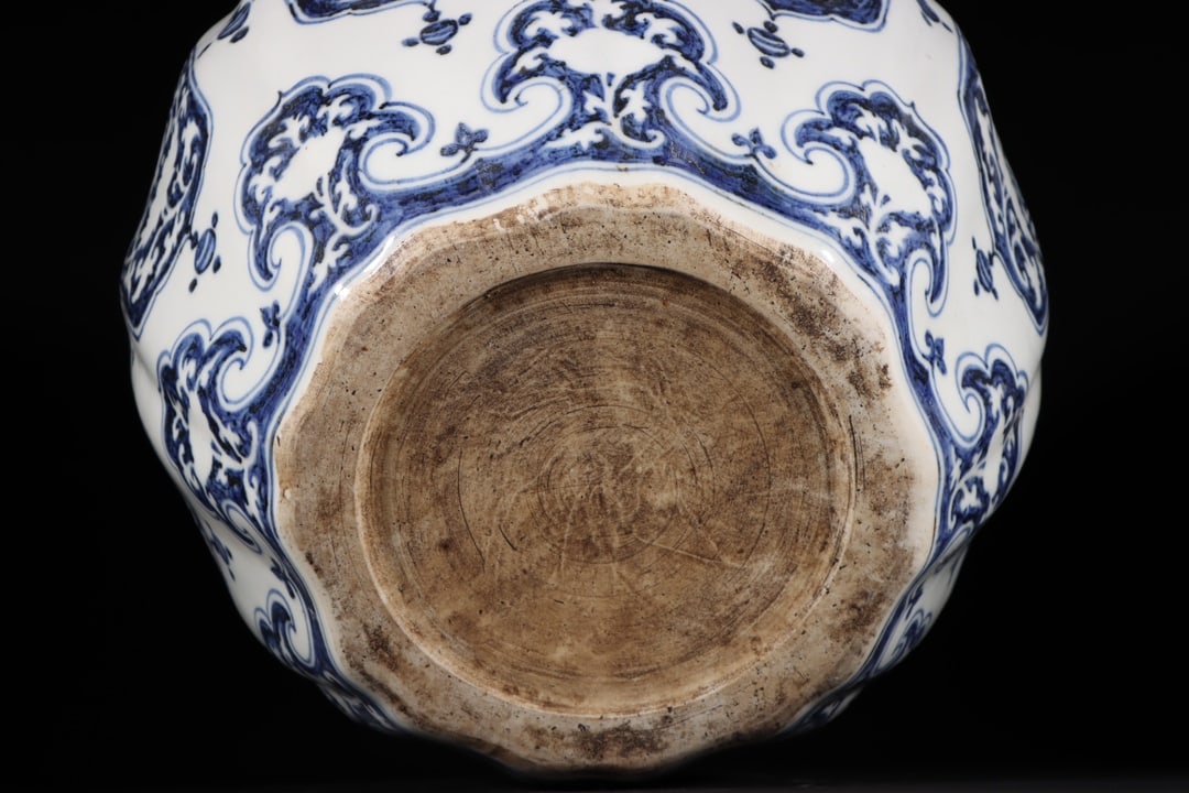 An Exquisite Blue and White Eight Treasures Pattern Jar - 9