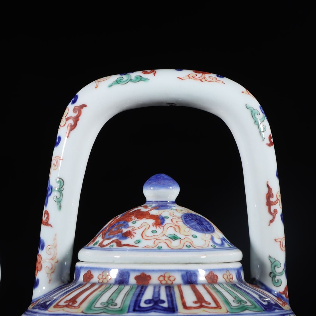 An Exquisite Wucai Lion Pattern Ewer - 2