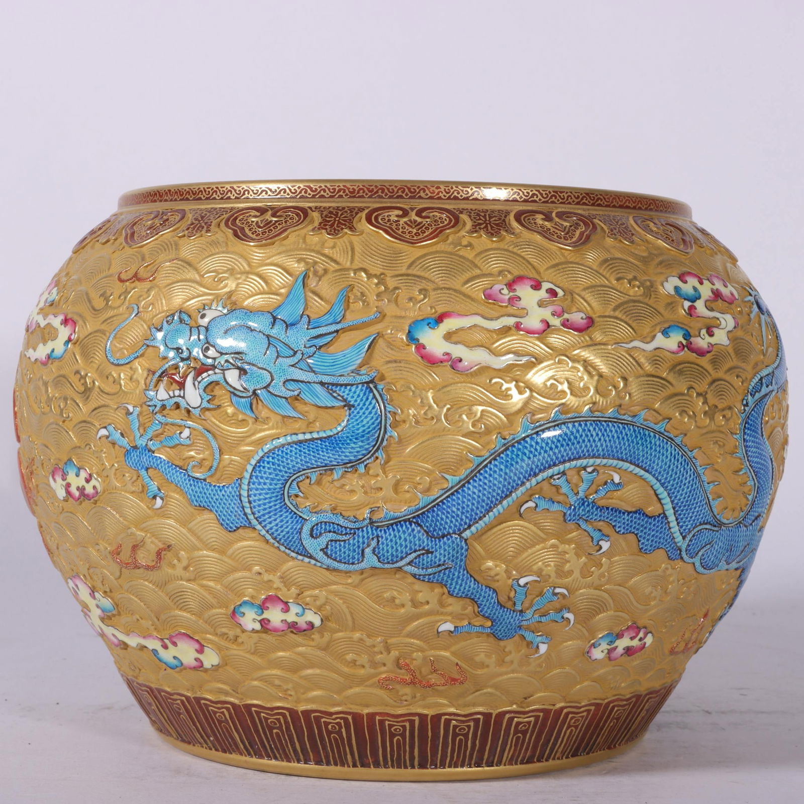 An Exquisite Enamel Seawater Pattern Dragon Pattern Brush Washer: An Exquisite Enamel Seawater Pattern Dragon Pattern Brush Washer Qing Dynasty, China Qianlong Six-character Mark Size:15cmx20cm (The Dimensions Of All Batches Are Manually Measured.If You Need More