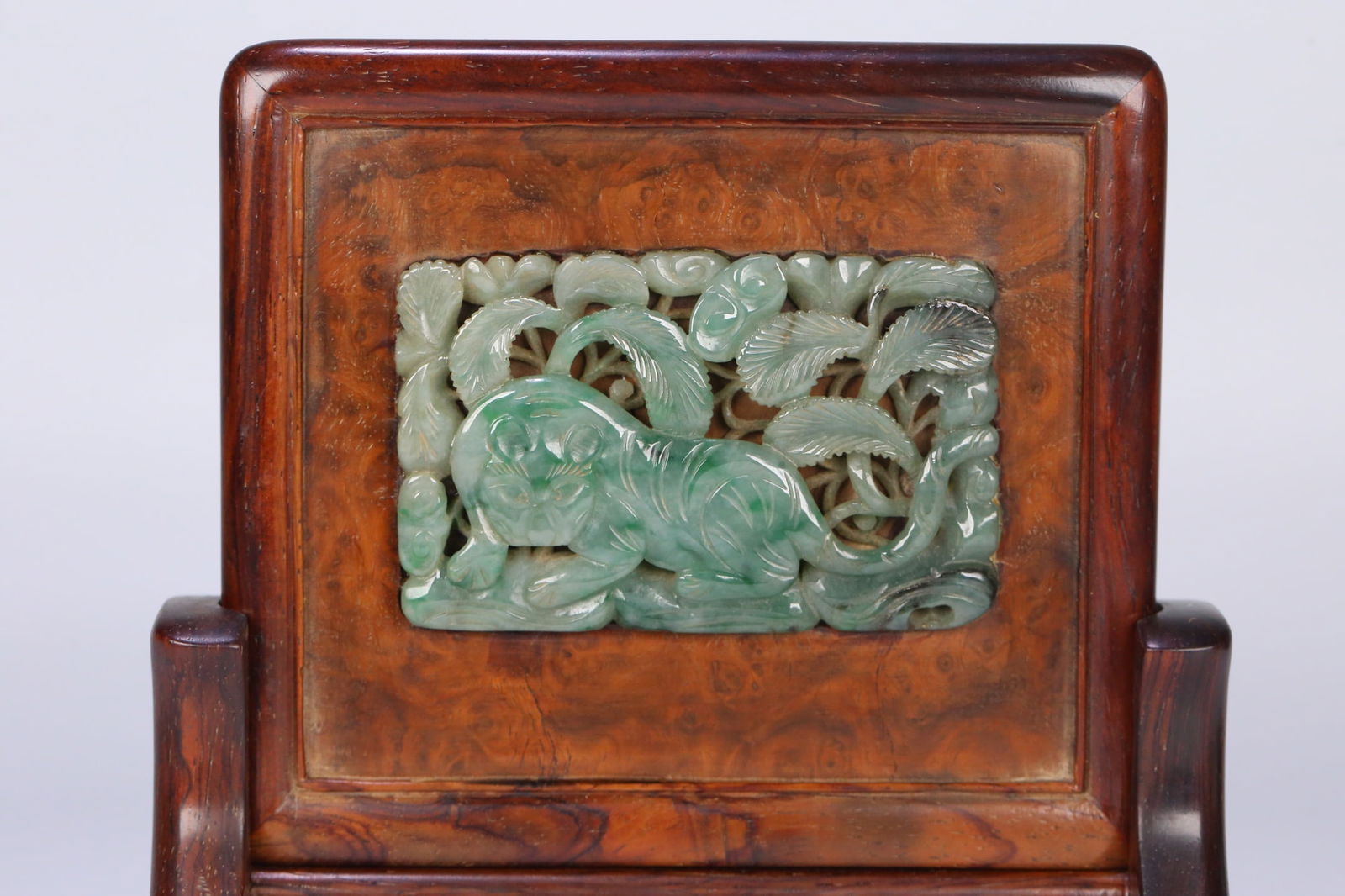 An Exquisite Wood Inlaid Jadeite Tiger Pattern Screen - 4