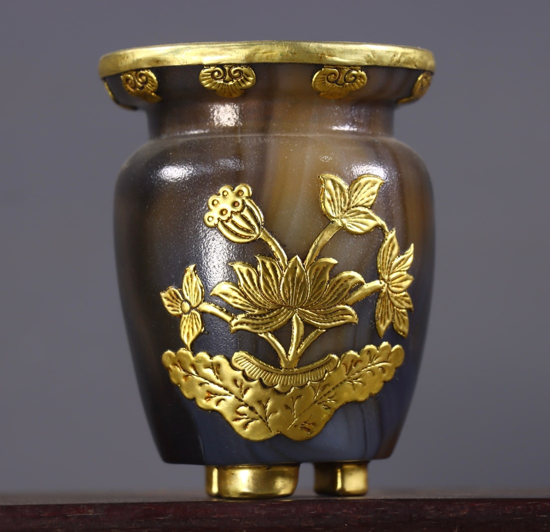 An Exquisite Agate Cover with Gold Flower Pattern Jar (1 of 9)
