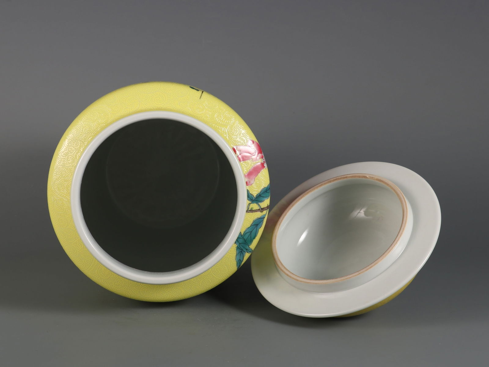 An Exquisite Enamel Flower Pattern with poem Jar - 8