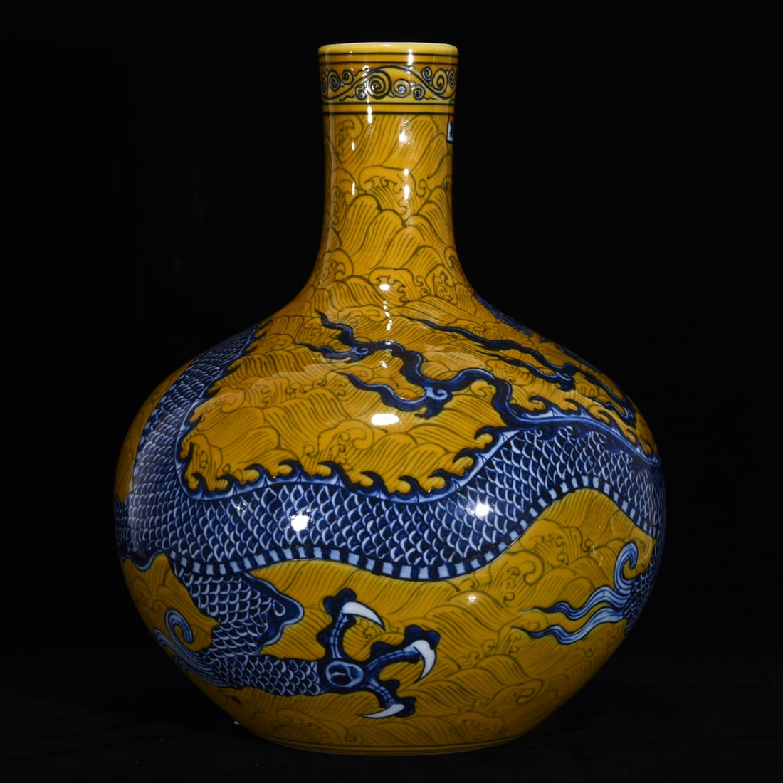 An Exquisite Blue and White Dragon Pattern Seawater Pattern Vase - 4