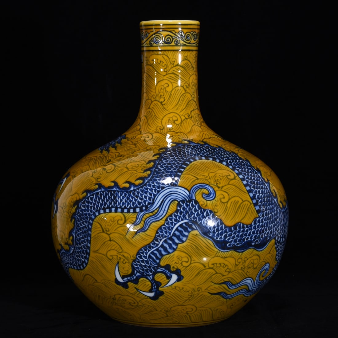 An Exquisite Blue and White Dragon Pattern Seawater Pattern Vase - 5