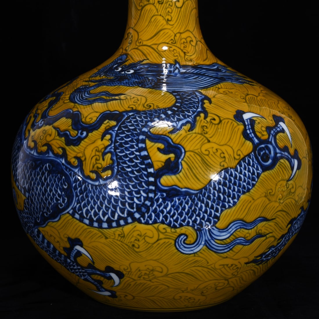 An Exquisite Blue and White Dragon Pattern Seawater Pattern Vase - 7