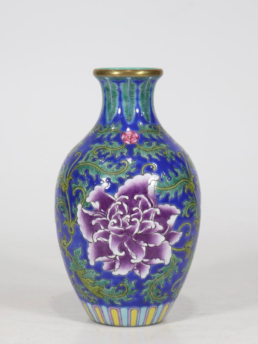 An Exquisite Famille-Rose Flower Pattern Vase - 2