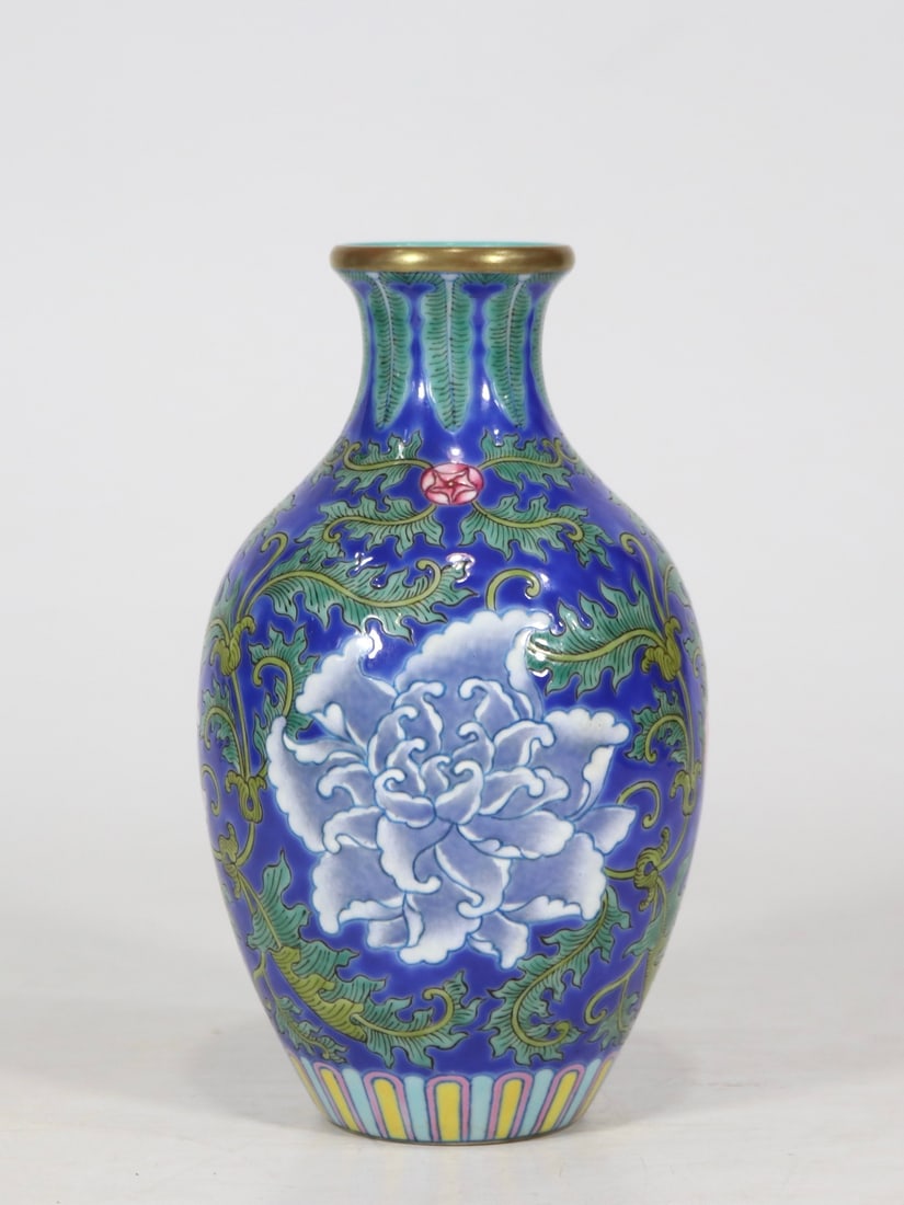 An Exquisite Famille-Rose Flower Pattern Vase - 3