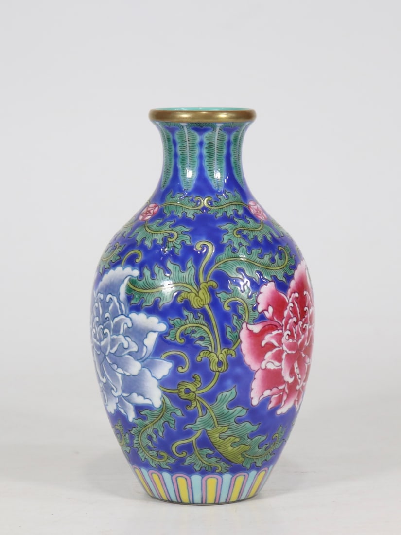 An Exquisite Famille-Rose Flower Pattern Vase - 4