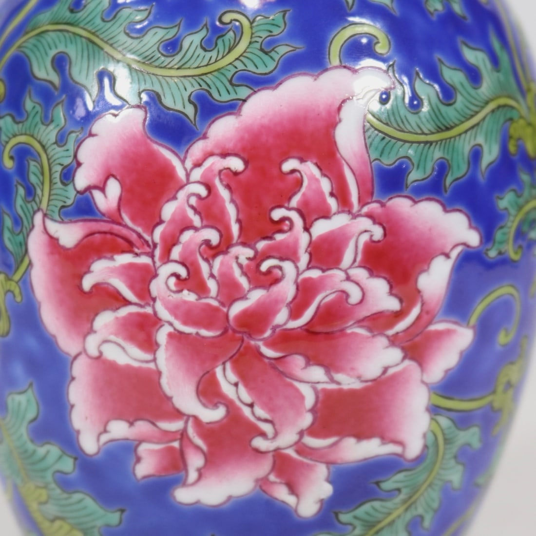 An Exquisite Famille-Rose Flower Pattern Vase - 5