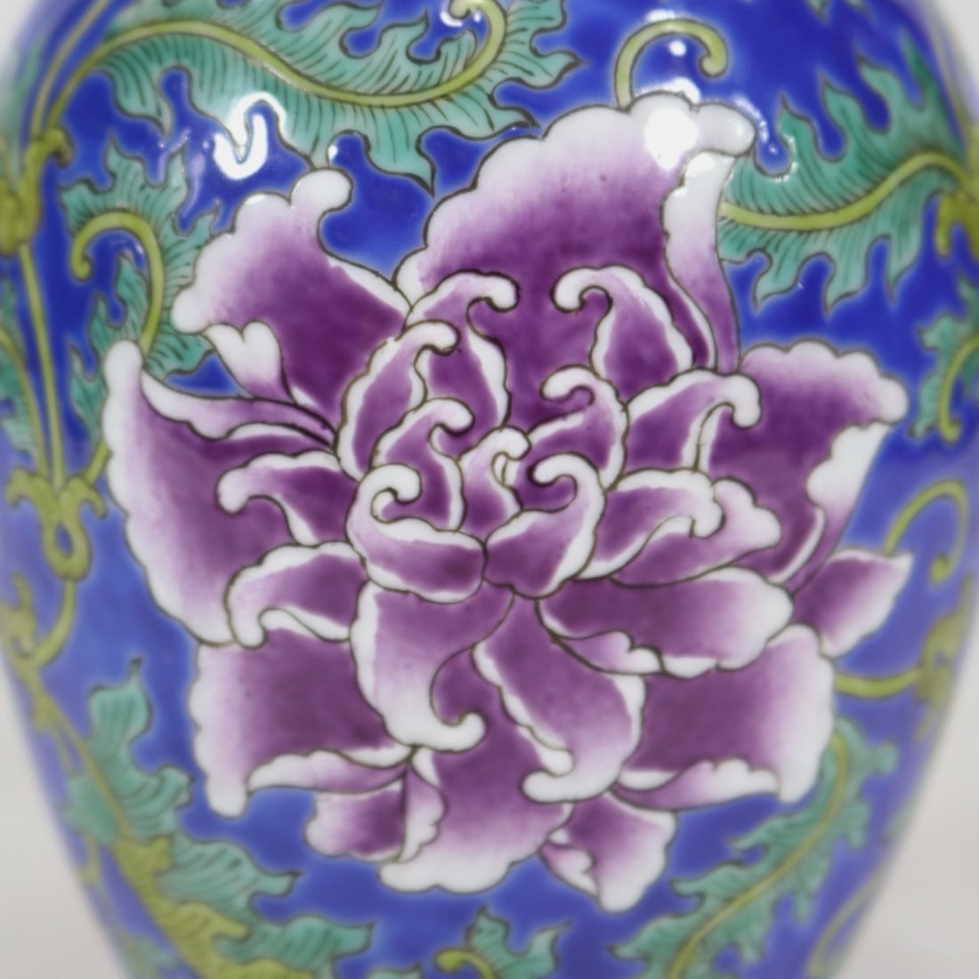 An Exquisite Famille-Rose Flower Pattern Vase - 6