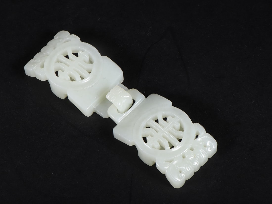 An Exquisite White Jade Ornament - 3