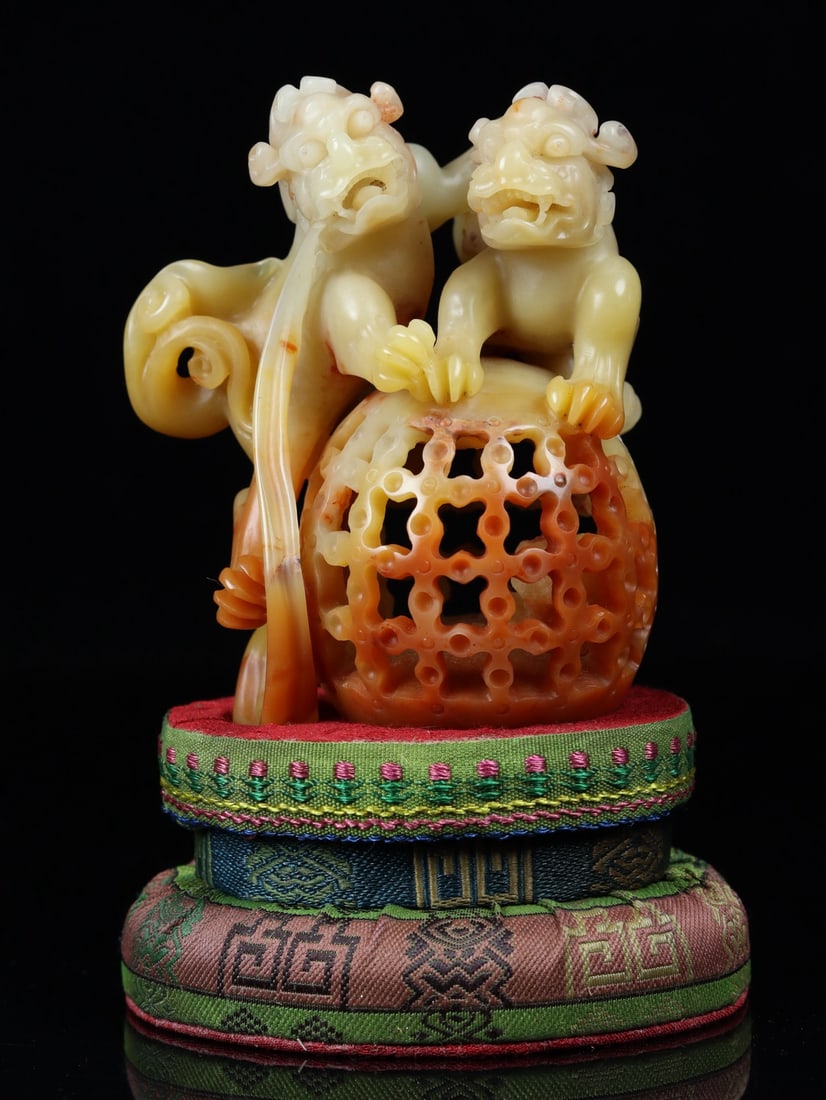 An Exquisite Shoushan Stone Lion Ornament: An Exquisite Shoushan Stone Lion Ornament Qing Dynasty, China Size:13cmx9cmx8cm Weight:240g (The Dimensions Of All Batches Are Manually Measured.If You Need More Detailed Information, Please