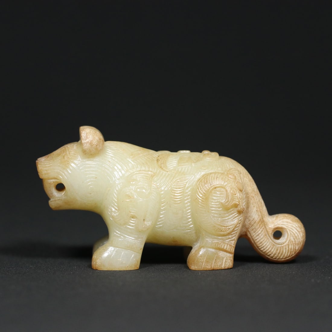 An Exquisite White Jade Dragon Pattern Tiger Ornament: An Exquisite White Jade Dragon Pattern Tiger Ornament Han Dynasty, China Size:6.5cmx2.4cmx3.3cm Weight:58.6g (The Dimensions Of All Batches Are Manually Measured.If You Need More Detailed