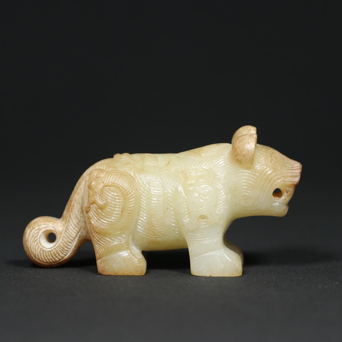 An Exquisite White Jade Dragon Pattern Tiger Ornament - 2